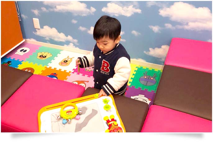 お子様はキッズスペースで遊んでいられます